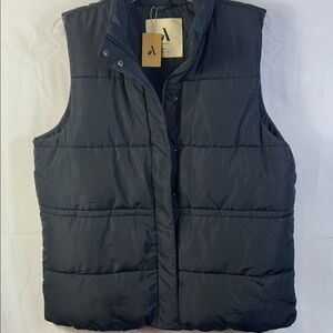 Amazon Black Puffer Vest Size XXL snap and zipper closure with pockets